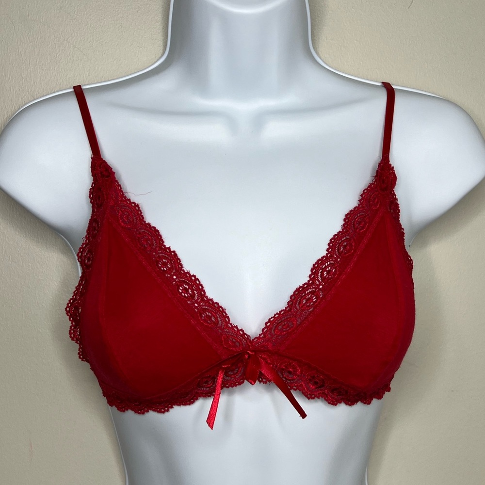 Red lace trip bra/bralette. Size small. Single hook. Adjustable straps.